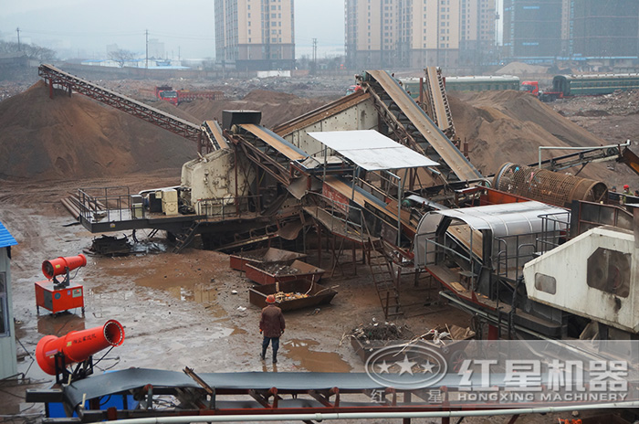 移動(dòng)粉碎機(jī)加工現(xiàn)場(chǎng) 移動(dòng)粉碎機(jī)加工現(xiàn)場(chǎng)