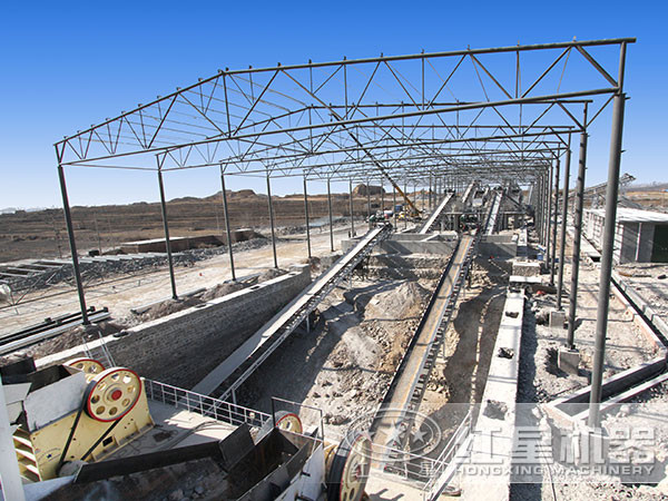 顎式碎石機作為頭破設(shè)備現(xiàn)場作業(yè)