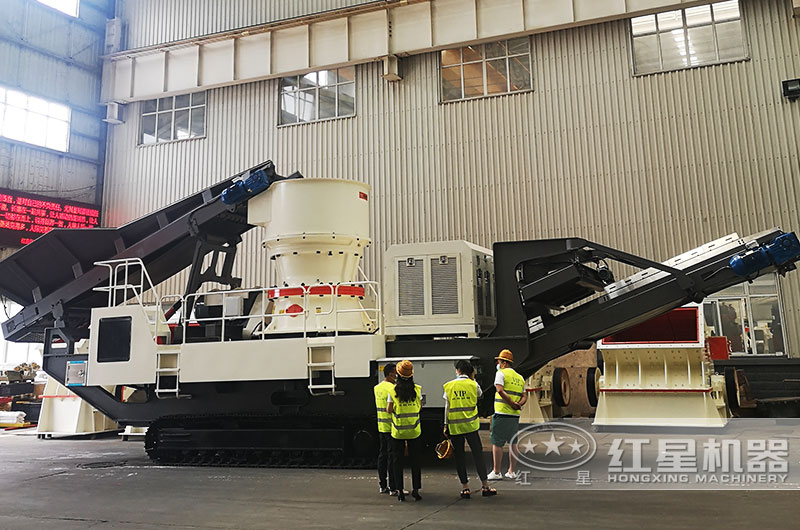 客戶到紅星廠區(qū)參觀車載碎石機(jī)設(shè)備 客戶到紅星廠區(qū)參觀車載碎石機(jī)設(shè)備